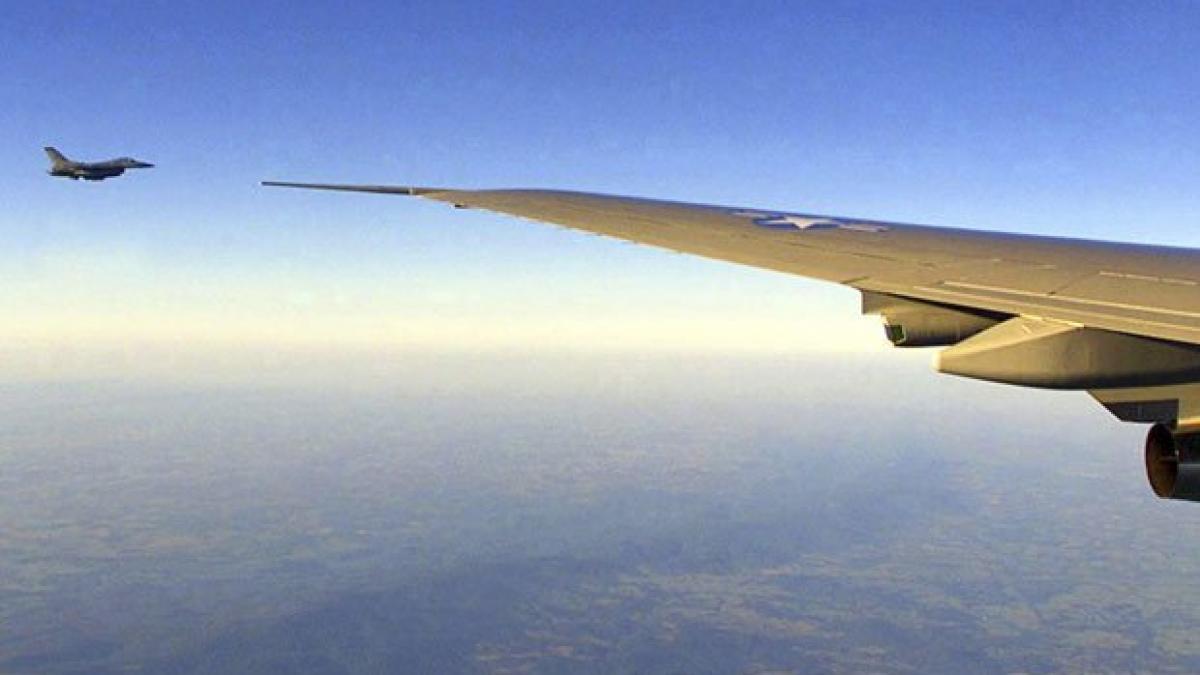 aeronava de pasageri escortata de un avion de vanatoare deasupra marii britanii imagini filmate de