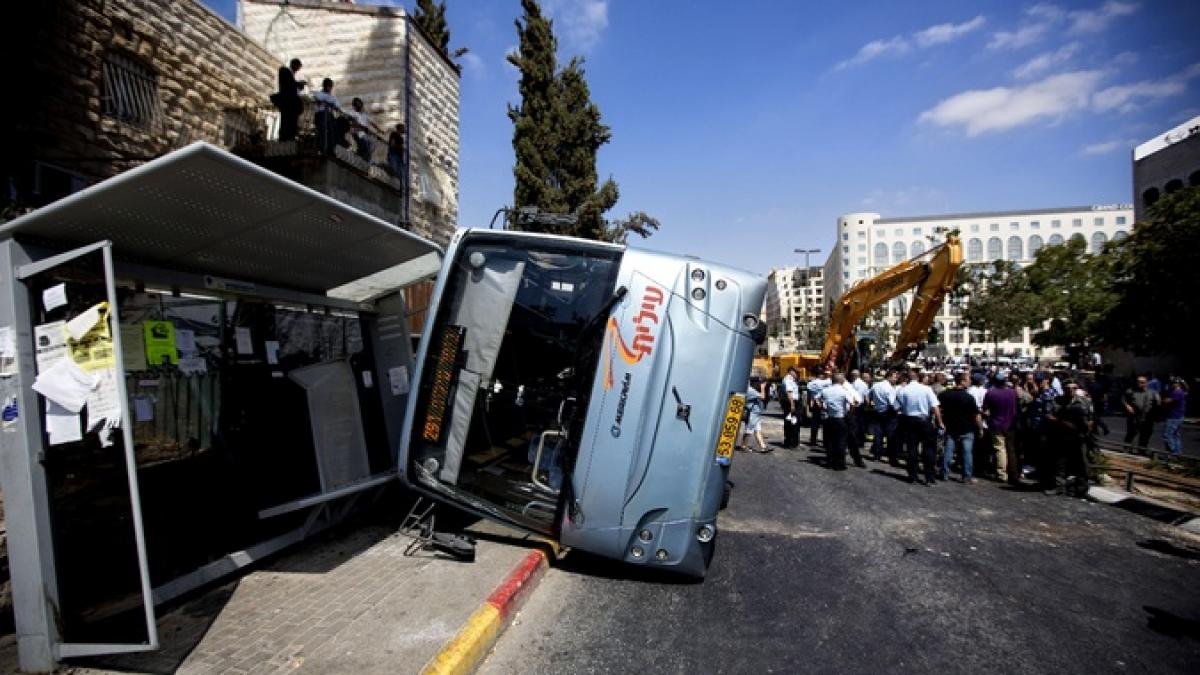 atac terorist in ierusalim cel putin doua persoane au murit si alte sase au fost ranite in actul