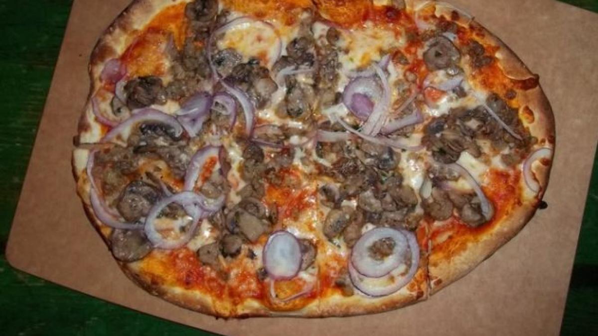 pizza cu viermi carne expirata sau branza mucegaita in unele restaurante de pe litoral