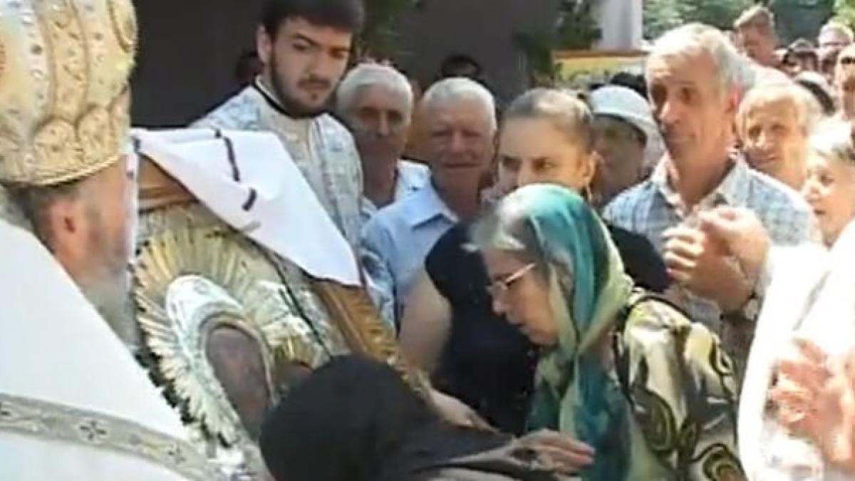 sute de galateni s au imbulzit la icoana maicii domnului