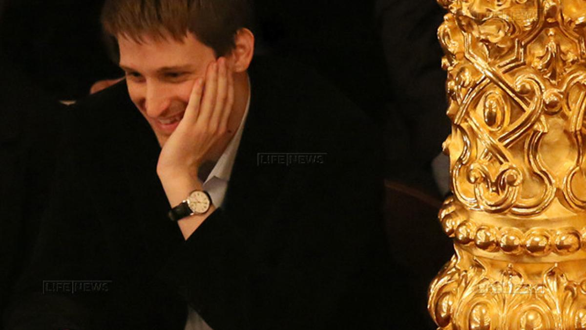 edward snowden isi face prima aparitie publica de la sosirea in rusia la teatrul balsoi din moscova
