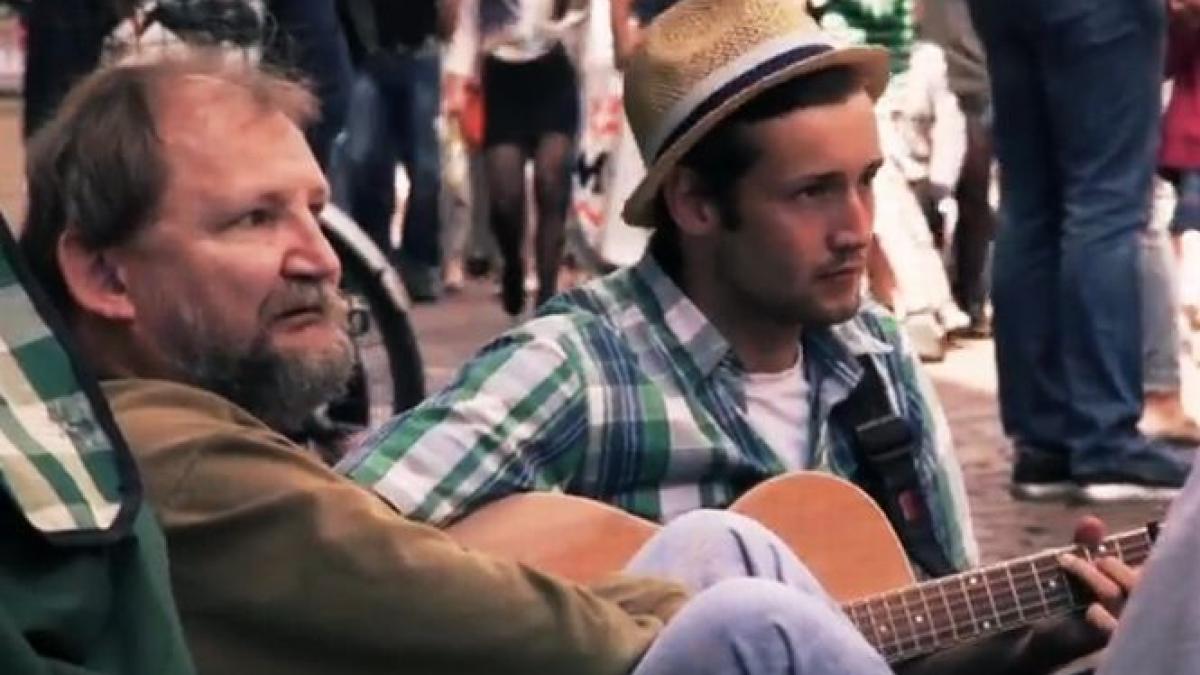 o galeata trei tineri cu imaginatie si un barbat fara adapost povestea pe care trecatorii nu au