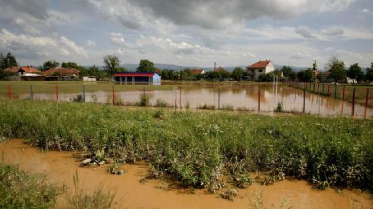 un drum care face legatura intre mai multe localitati din mehedinti a fost inundat