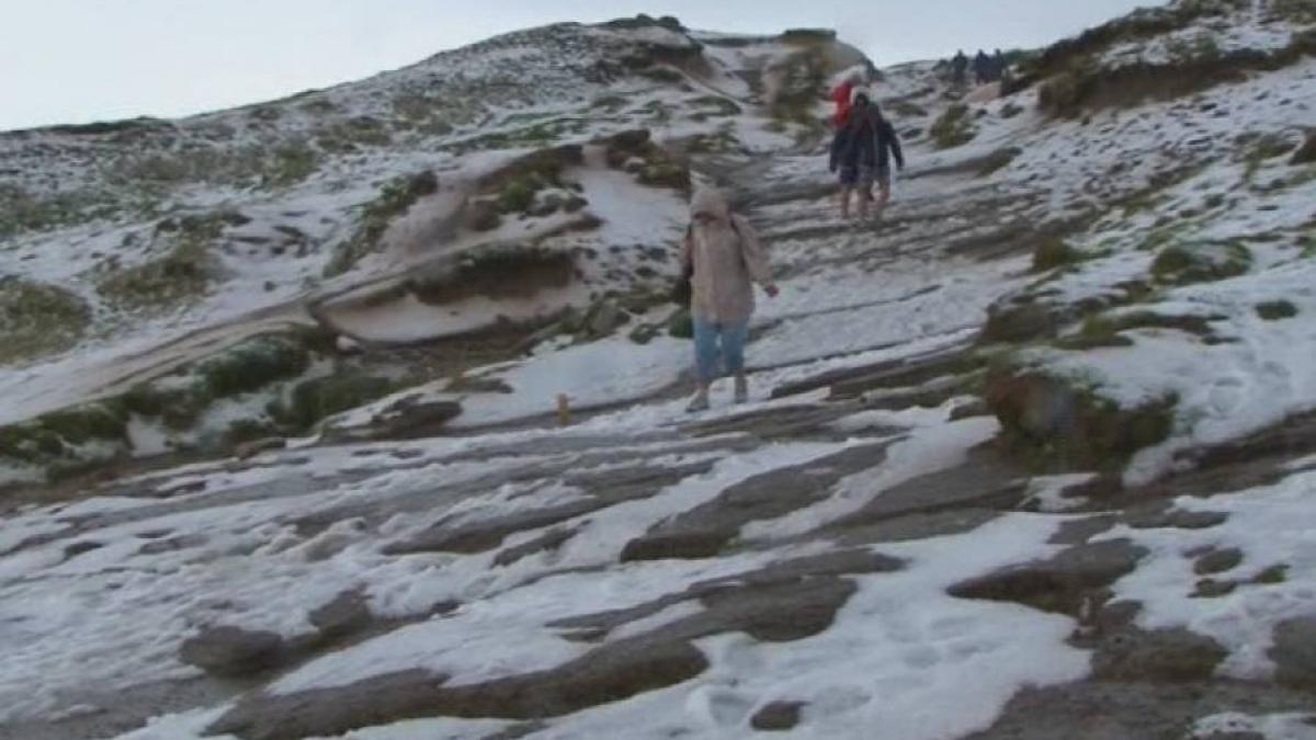 fenomen straniu pe platoul bucegilor muntii au fost acoperiti cu gheata de 10 centimetri