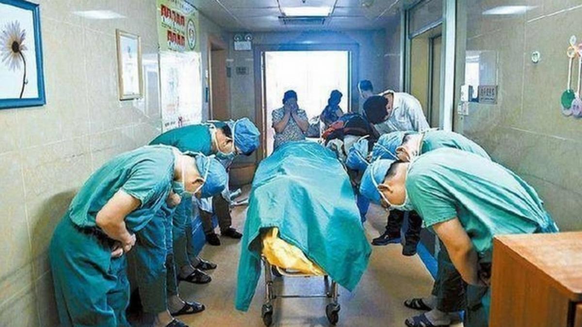 fotografia care i a impresionat pana la lacrimi pe medicii din toata lumea ne inchinam in fata lui