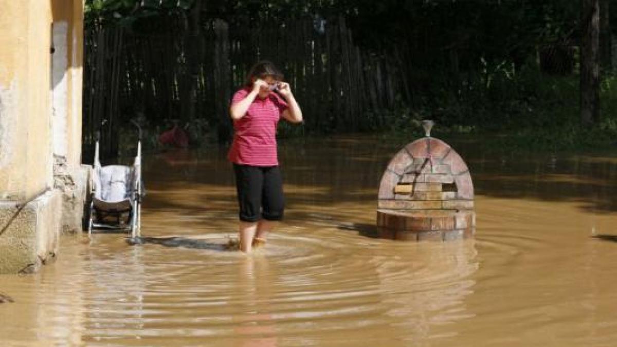 o femeie care si a pierdut casa din cauza inundatiilor a vrut sa si dea foc in fata primariei din