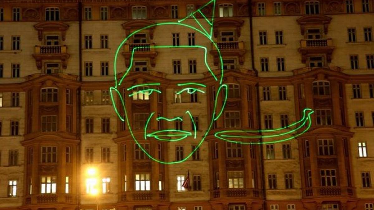 rusii il ridiculizeaza pe barack obama prin mesaje cu tenta rasista video