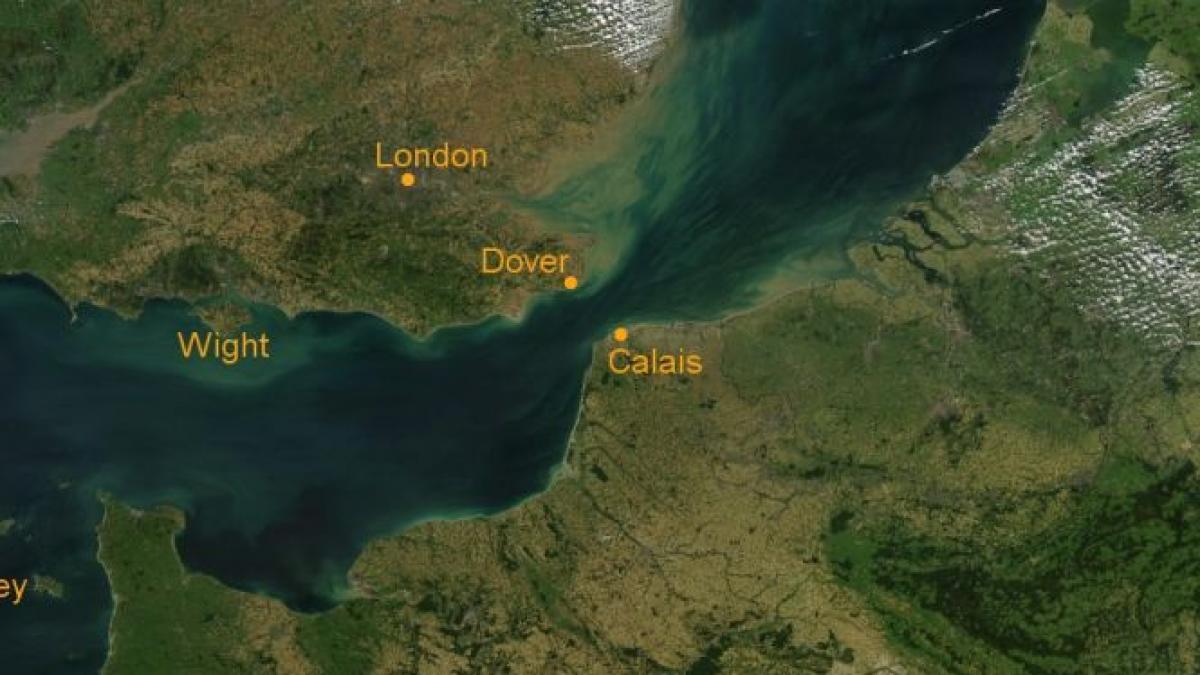 un roman incearca sa treaca inot canalul manecii