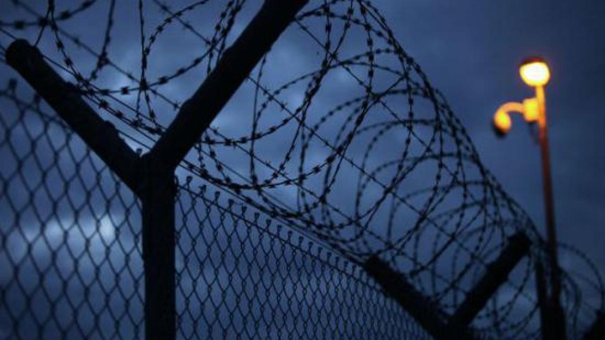 o suta de detinuti au evadat dintr o inchisoare din donetk dupa ce cladirea a fost avariata de