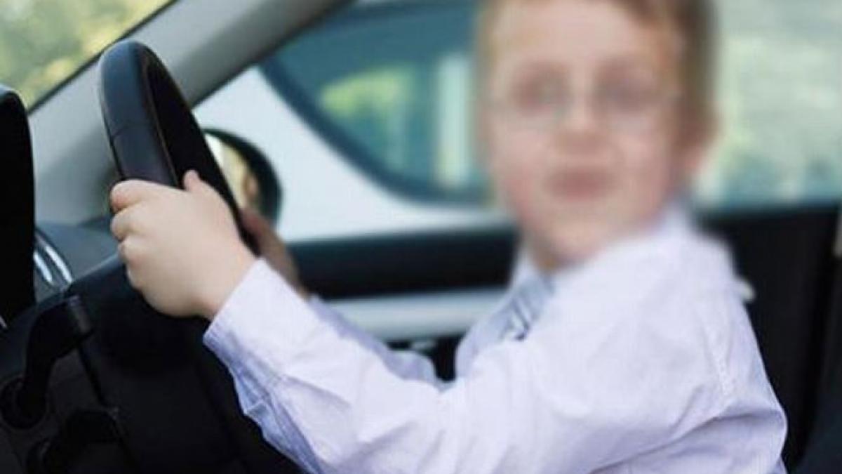un copil de 9 ani a preluat controlul masinii in care se afla dupa ce bunicul sau a murit la volan