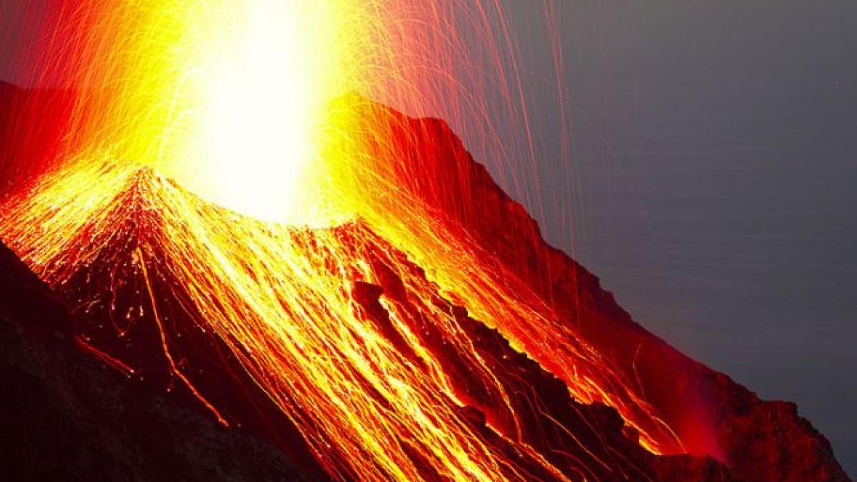 italia vulcanul stromboli aflat pe o insula din marea tireniana a erupt