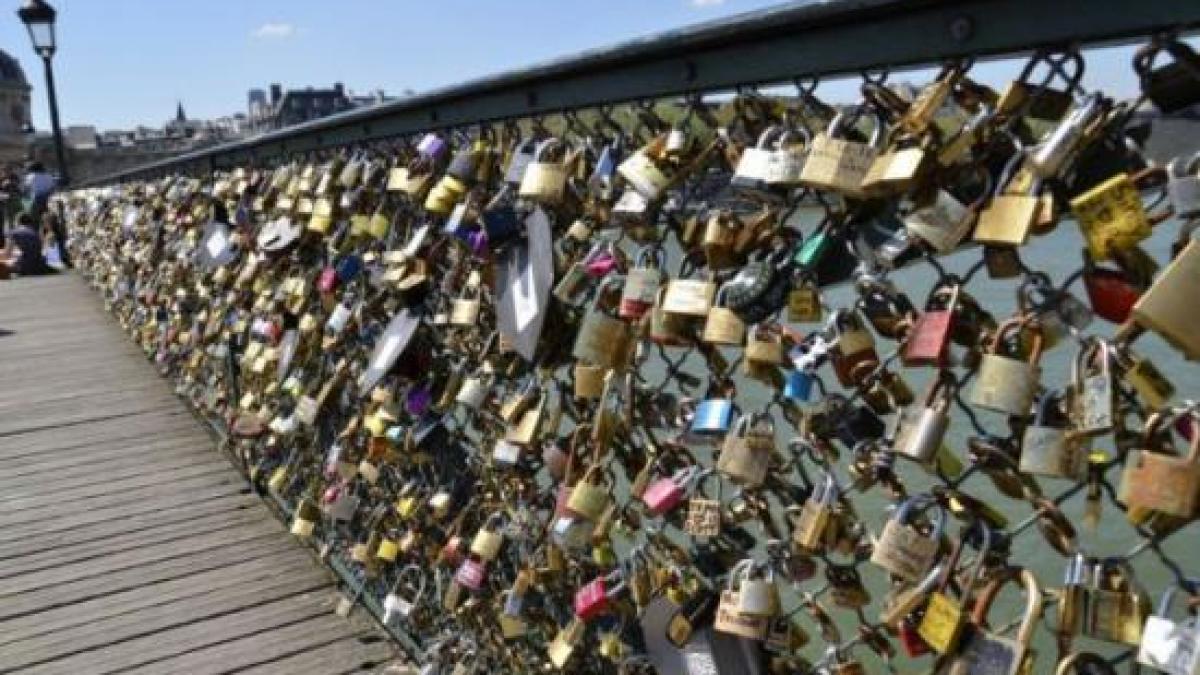 iubire fara lacate primaria din paris cere indragostitilor sa inlocuiasca lacatele de pe podurile