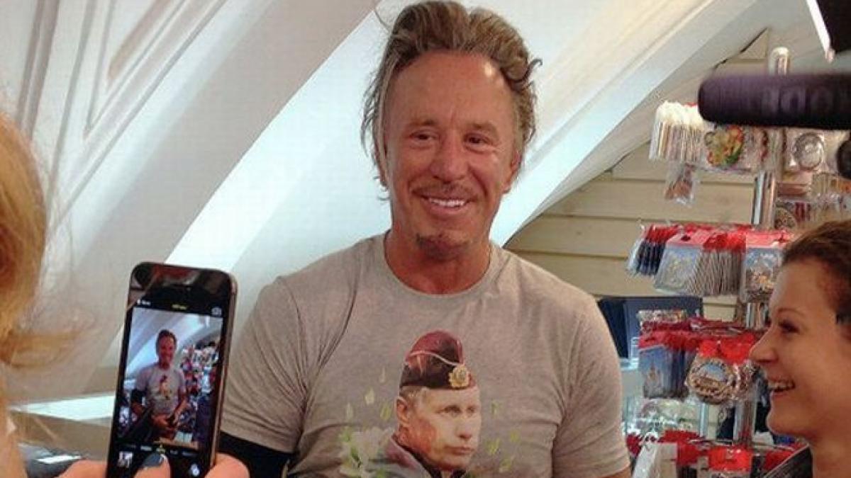 tricourile cu putin s au vandut ca painea calda stocul de 1000 de bucati a fost epuizat in 24 de ore