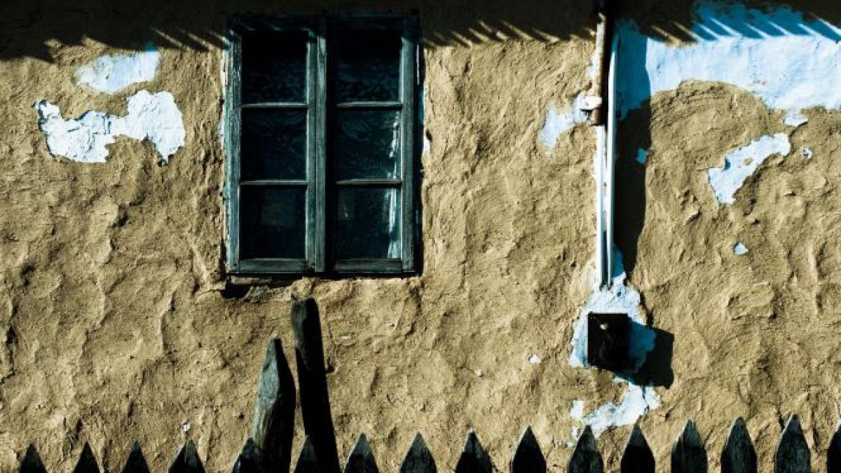 peste 4 milioane de romani locuiesc ca in evul mediu in case din chirpici sau paianta