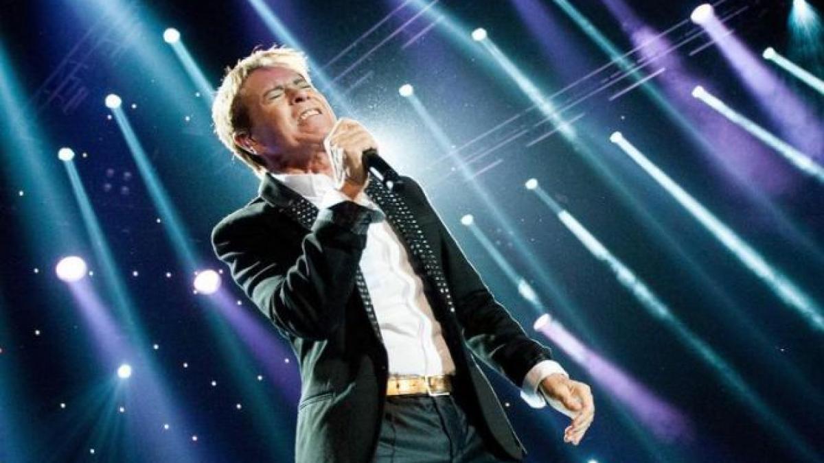 politistii britanici au perchezitionat casa cantaretului cliff richard