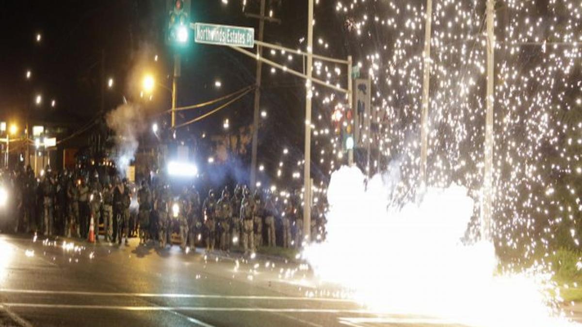 tensiunile continua pe strazile din ferguson doi jurnalisti au fost arestati dintr un mcdonald s