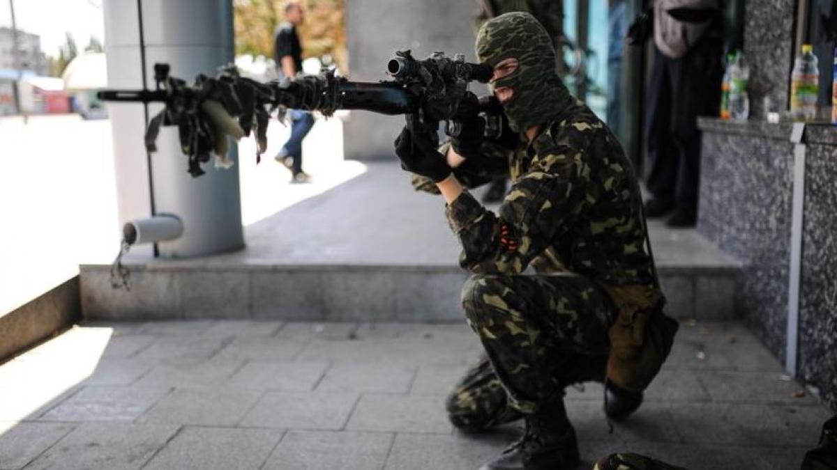 tiruri intense de armament greu in donetk locuitorii orasului sfatuiti sa nu iasa pe strazi