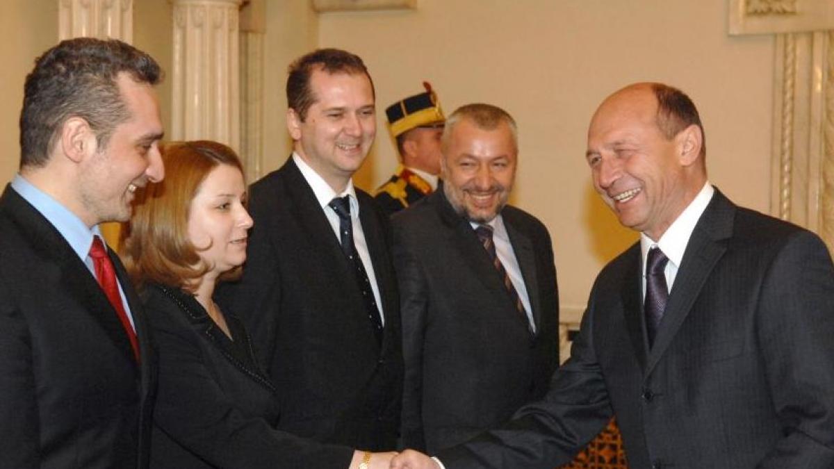 consilierii prezidentiali hraniti de clientela lui traian basescu cati bani a incasat sebastian