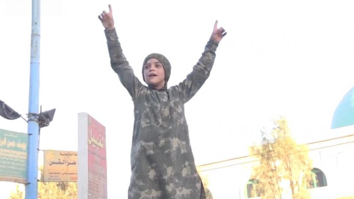 copiii sunt inrolati de mici iar sharia este impusa cu arma in mana in califatul statului islamic