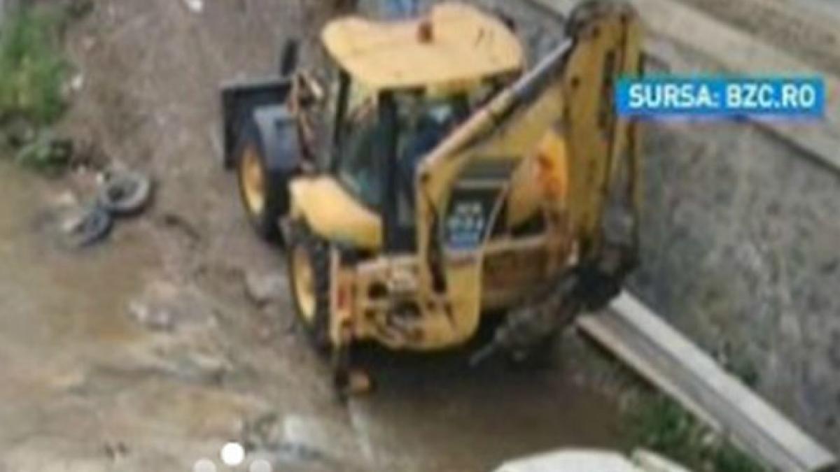 lucratorii de la directia de drumuri cluj si au uitat excavatoarele in somes