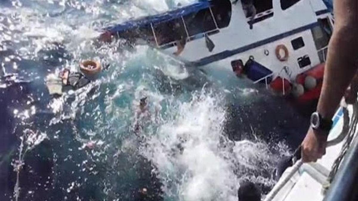 indonezia 13 turisti au fost salvati din apa la doua zile dupa naufragiu