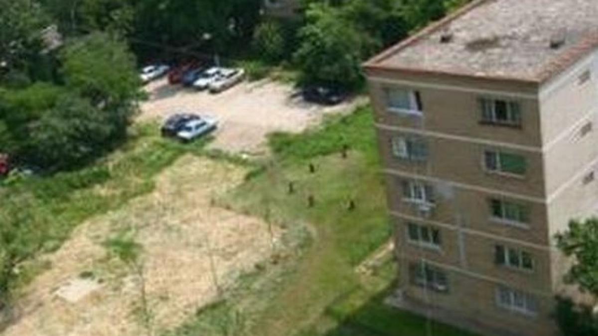 o cladire de patru etaje ar putea aparea pe spatiul verde al unui bloc din capitala locatarii