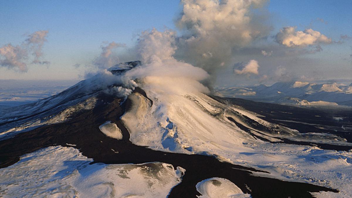 cel mai mare vulcan din islanda in pericol sa erupa industria aviatica din europa a fost avertizata