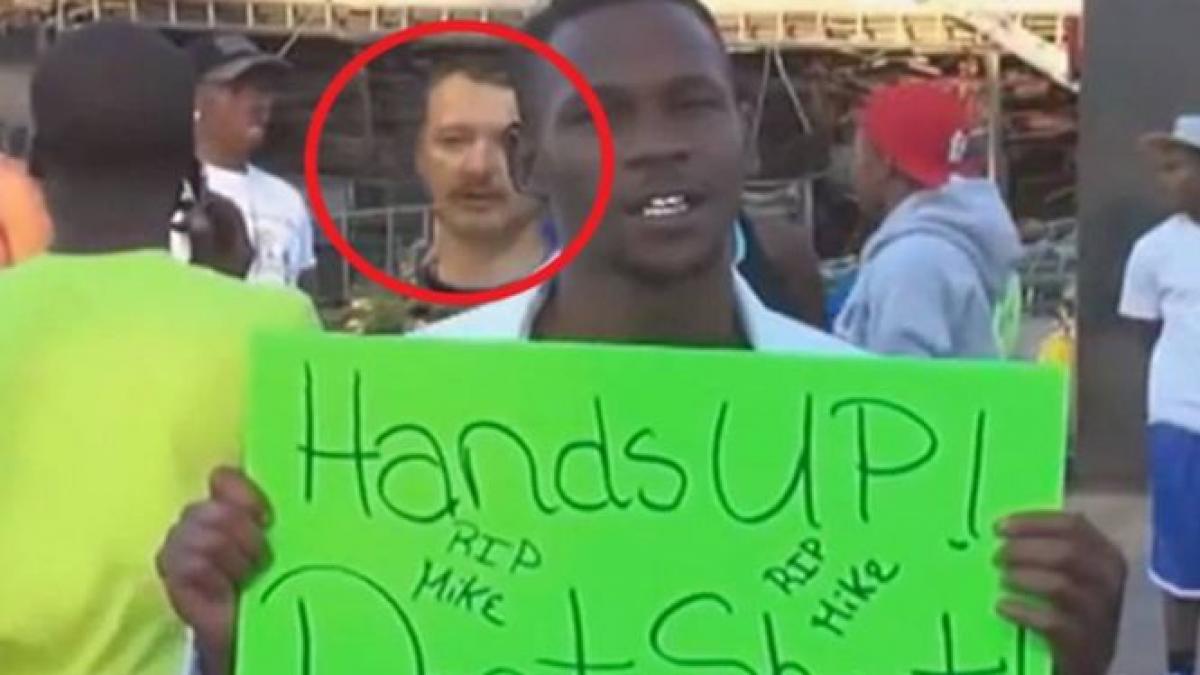 un comandant al rebelilor din ucraina apare in mijlocul protestatarilor din ferguson putin l a