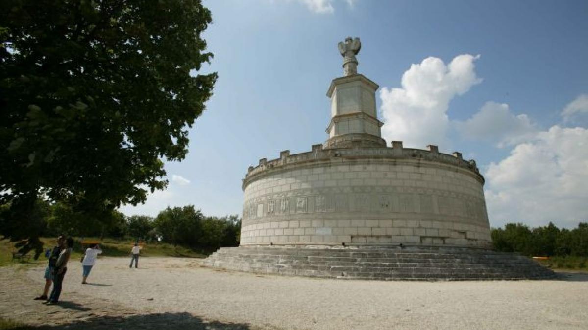 romania la inaltime adamclisi un impunator monument roman considerat biserica de catre turci
