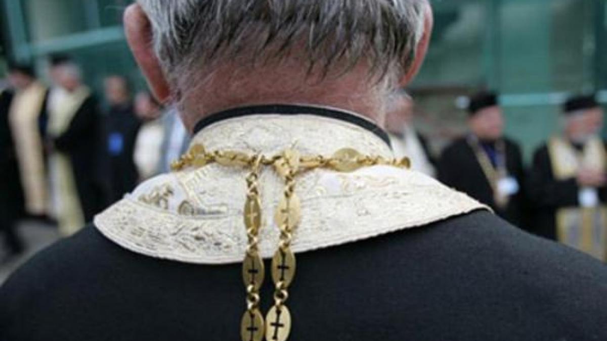 un politist a fost luat la bataie de un preot