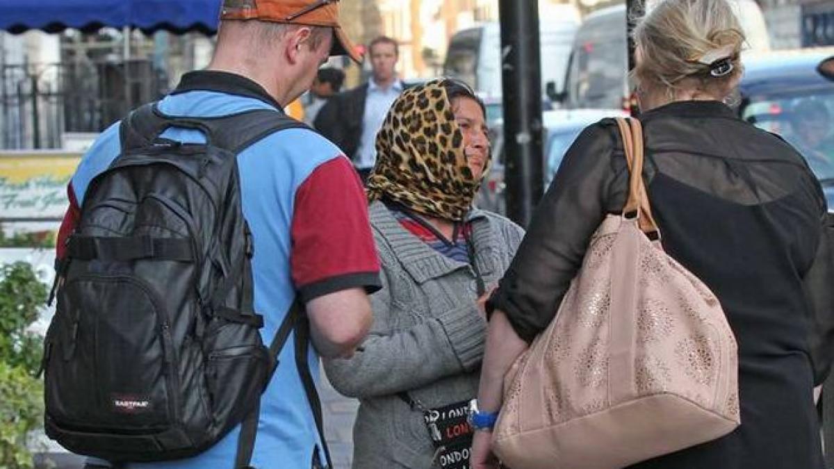un supermarket din italia le recomanda clientilor sa nu dea bani tiganilor