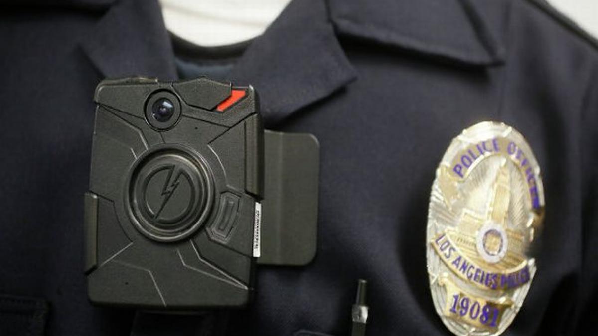 135 000 de americani cer ca toti politistii sa poarte camere in timpul serviciului