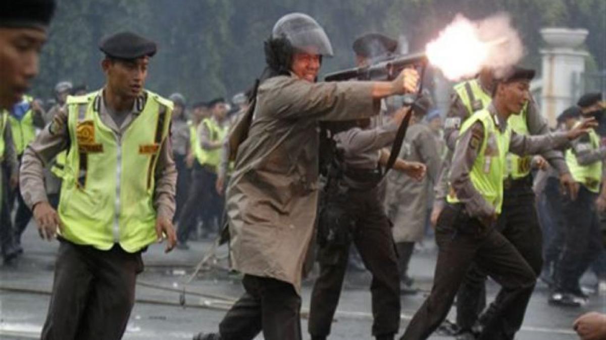 indonezia politia a intervenit in forta pentru dispersarea protestarilor din jakarta