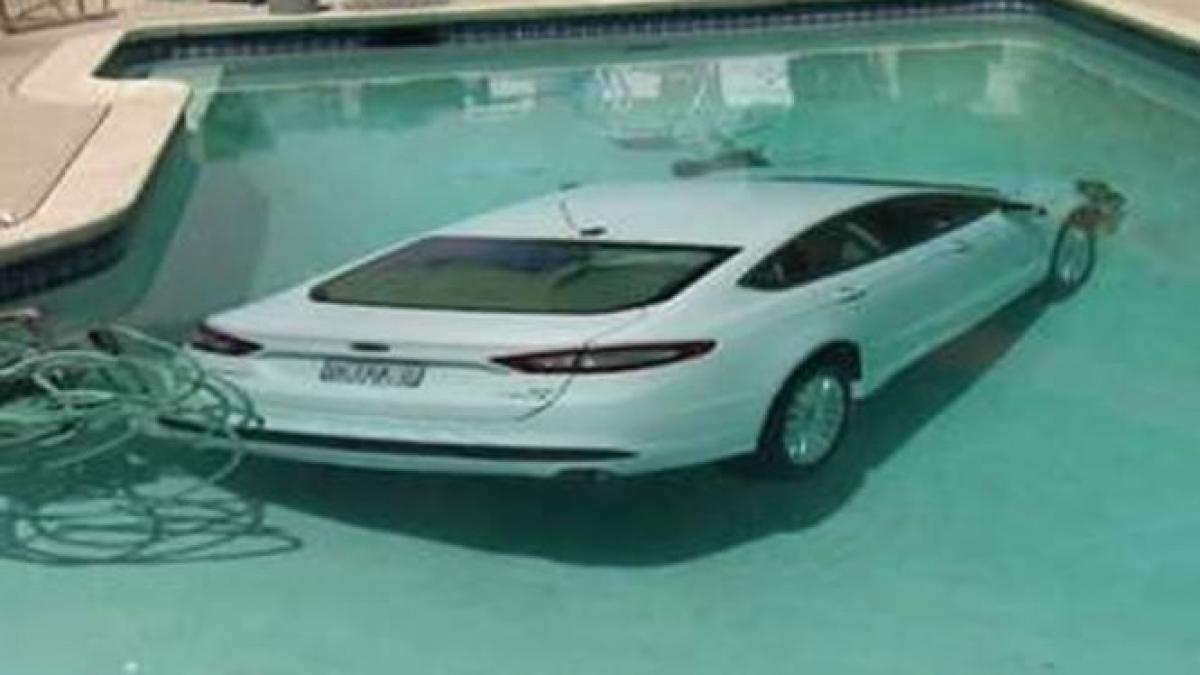 un octogenar american si a parcat masina in piscina