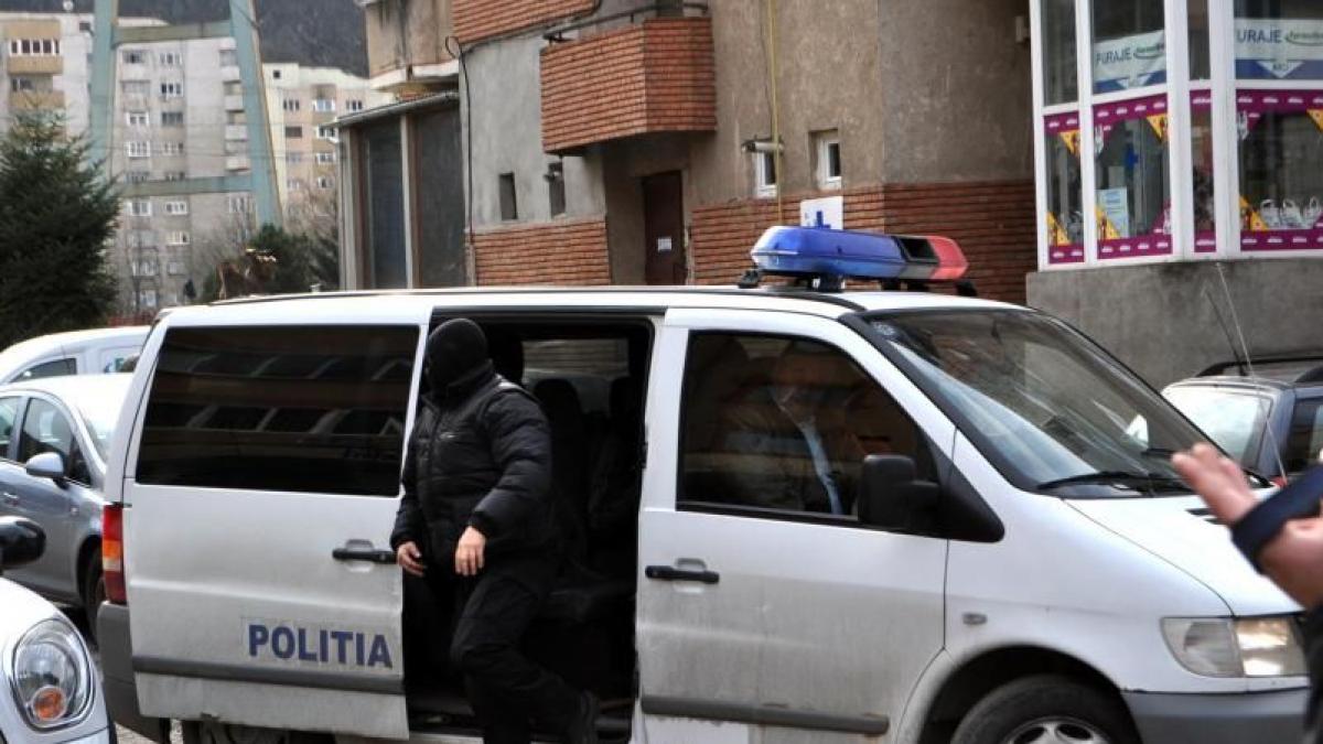 zeci de perchezitii la persoane suspectate de furt din conducte petroliere