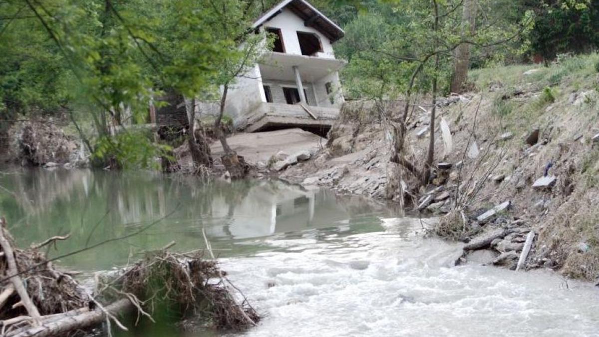 cod galben de inundatii in 23 de judete din tara