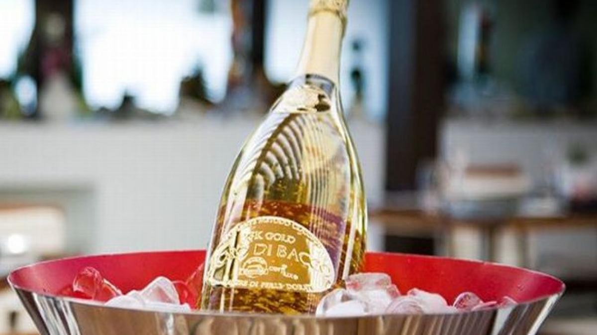 cea mai scumpa sticla de sampanie contine foite de aur si este decorata cu diamante pretul este