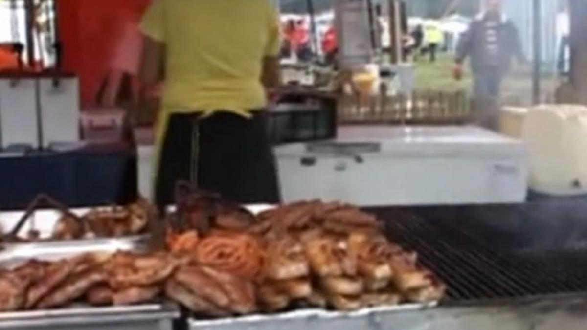 mare grija de unde mancati angajatul unei terase din bistrita filmat cand spala gratarul pentru