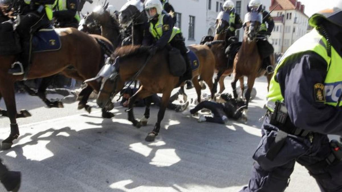 proteste violente in suedia cel putin 10 oameni raniti dupa ce manifestanti cu fetele acoperite au