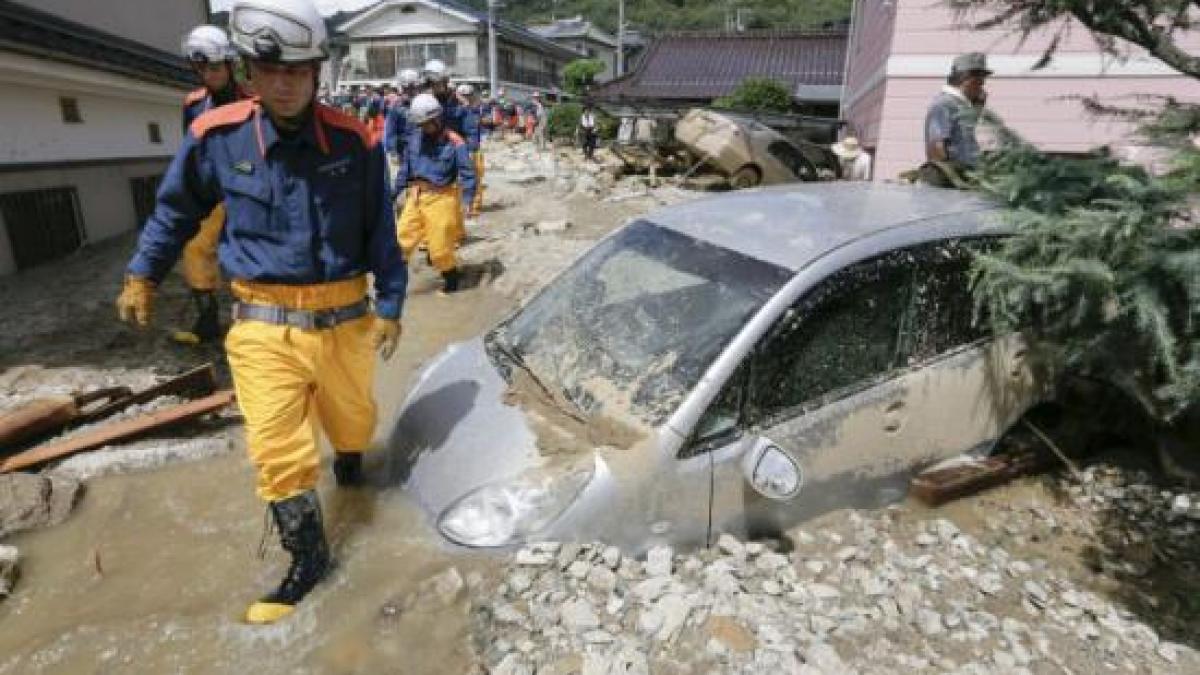alunecari de teren la hiroshima 63 de morti si zeci de disparuti