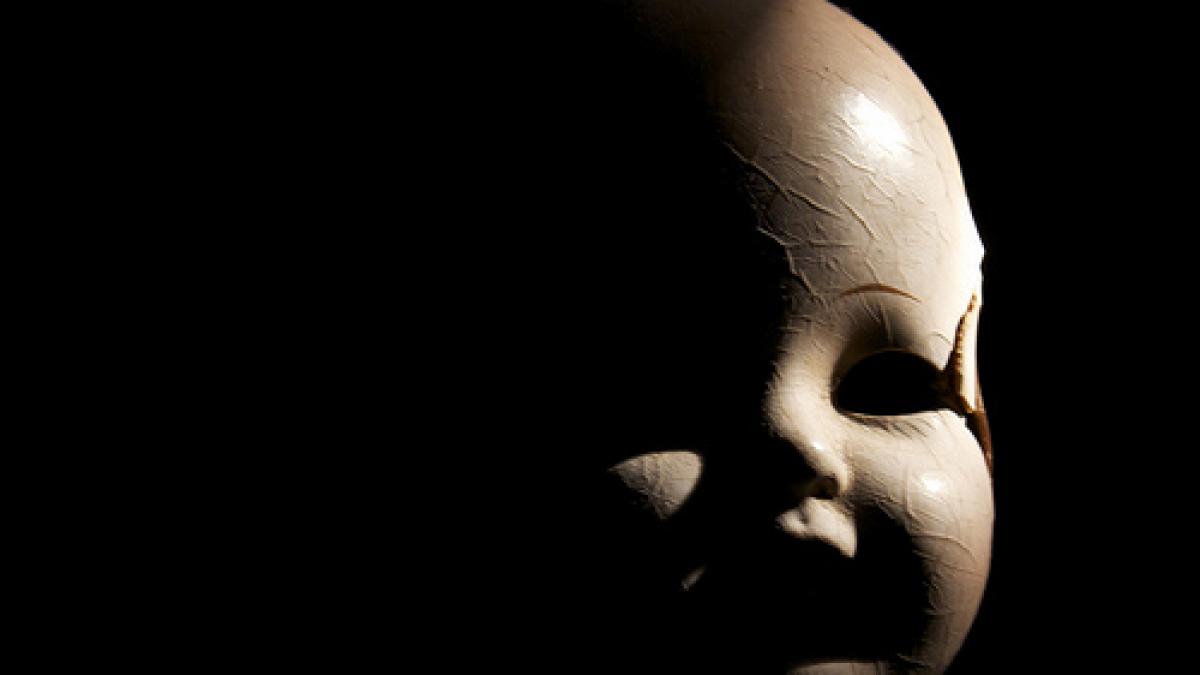 video o fetita de nici 10 ani isi decapiteaza papusa