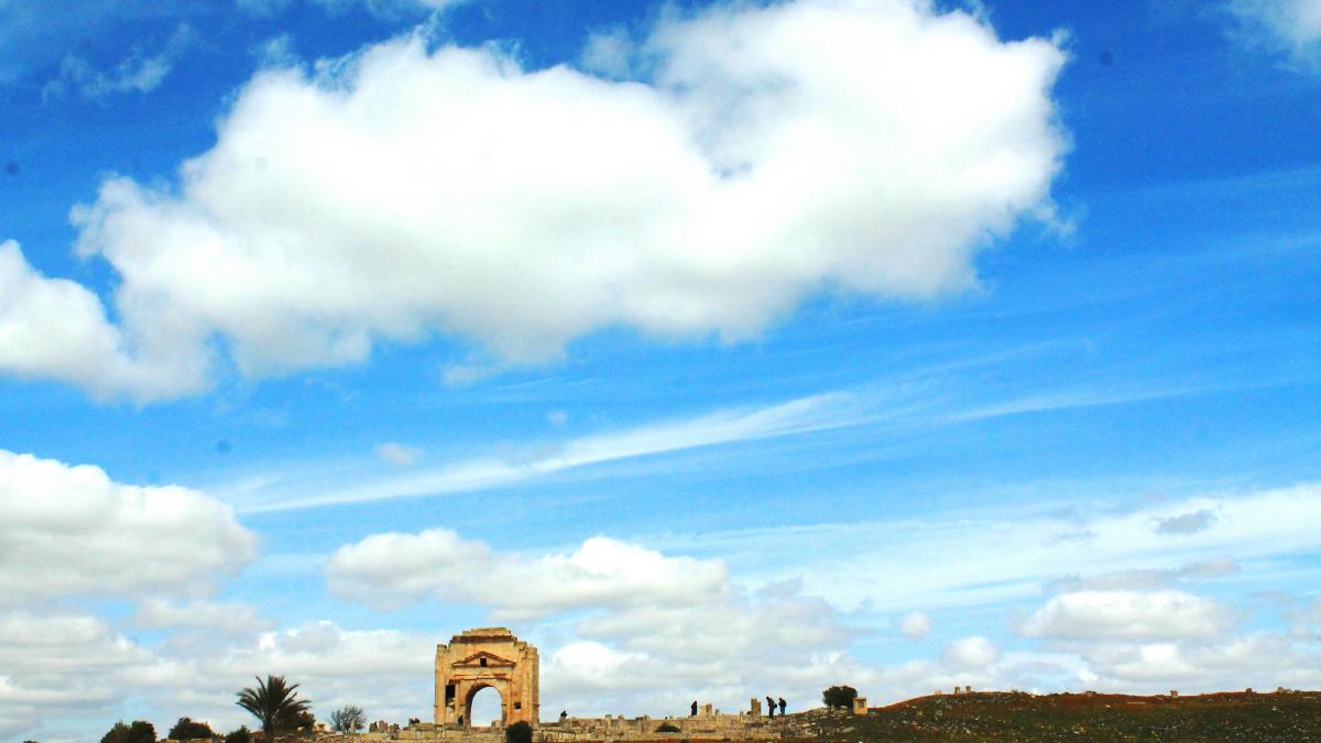 viziteaza arcul de triumf mandria orasului makthar din tunisia