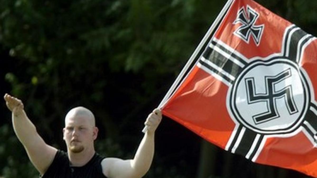 un suporter german a sfidat pe toata lumea si a facut salutul nazist intr un fost lagar de