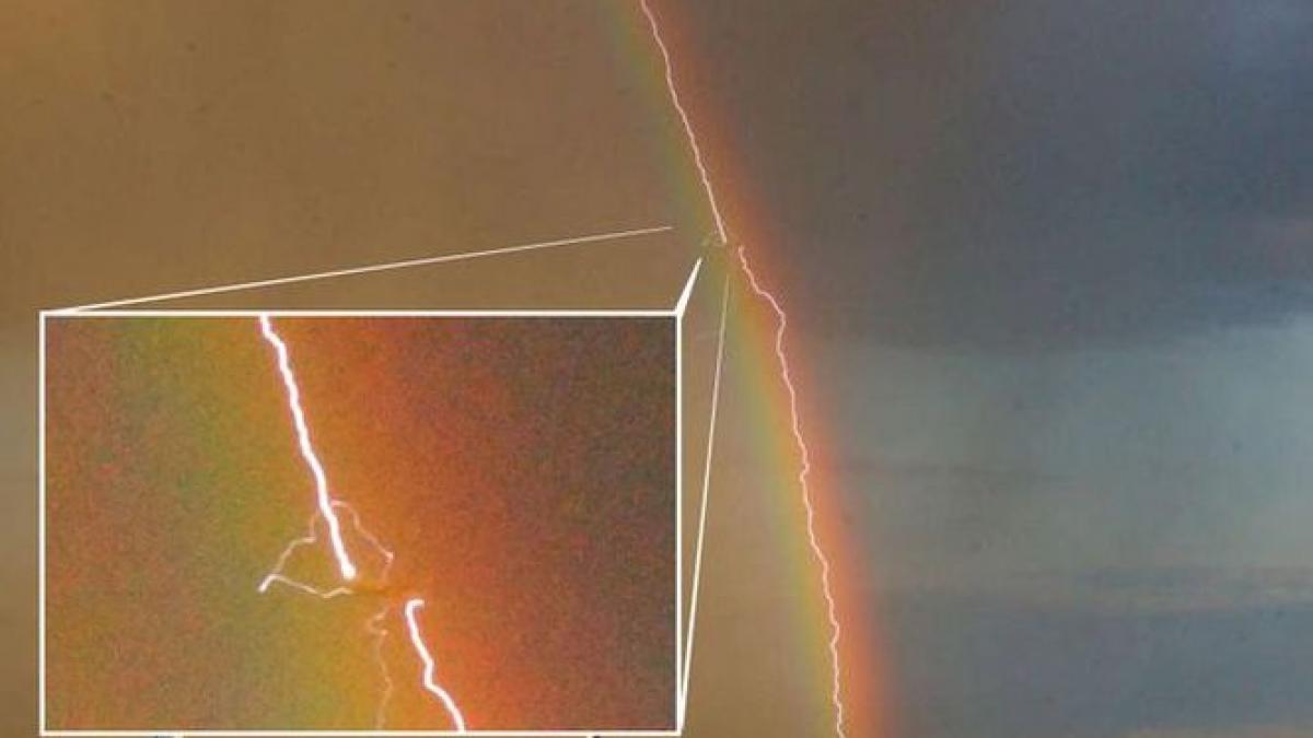 ce se intampla cand un avion strapunge un fulger