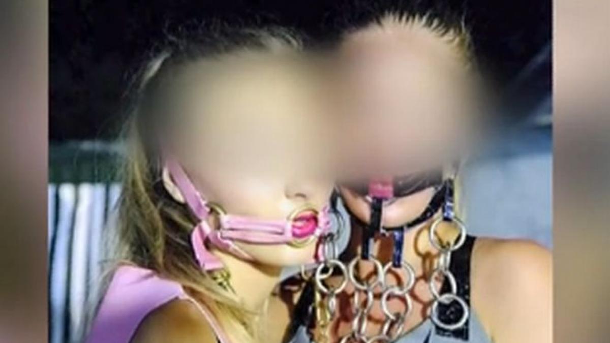 eleve in costume sado maso la o prezentare de moda din satu mare