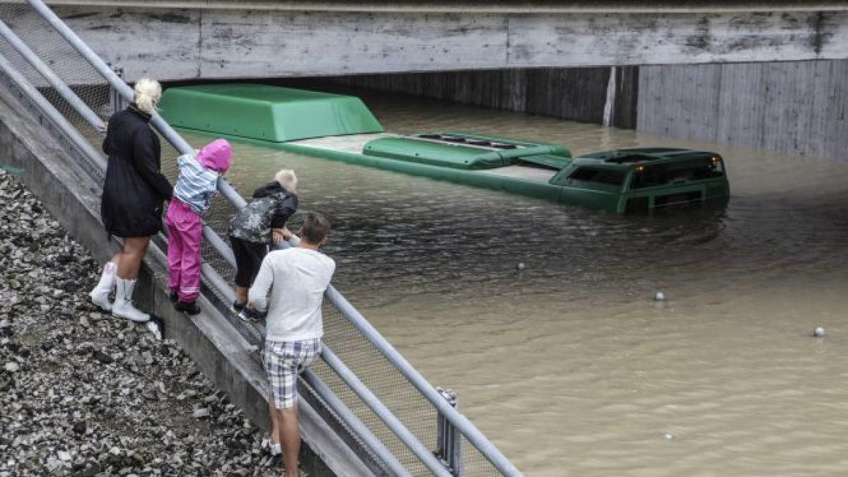 o ploaie de o ora a facut ravagii in suedia autobuzele pline de pasageri au ramas blocate sub pasaje