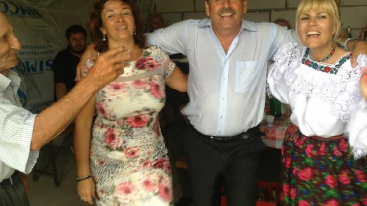 deziluzia optica hai sa dam mana cu mana cu posetele pe mana