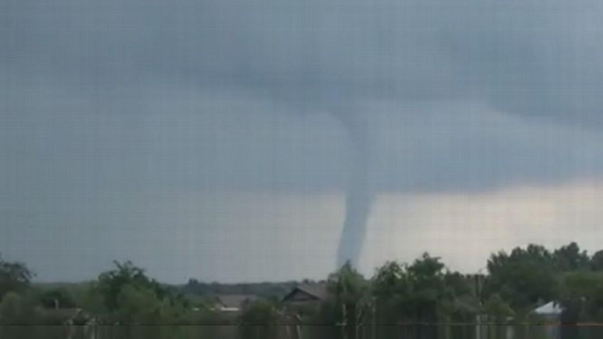 romania isi schimba clima vin tornadele