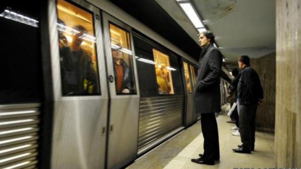 un tanar a fost prins intre usile unei garnituri de metrou tarat si izbit de peron accidentul s a
