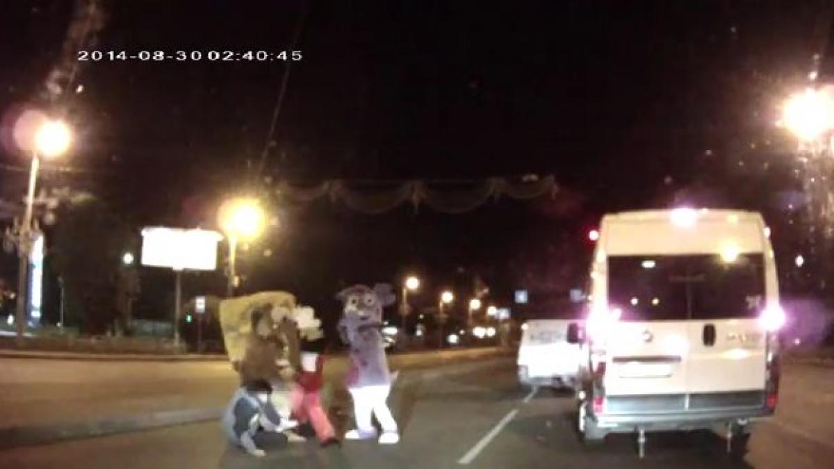 cum ar fi sa iei bataie de la mickey mouse un sofer din rusia agresat de personaje din desenele